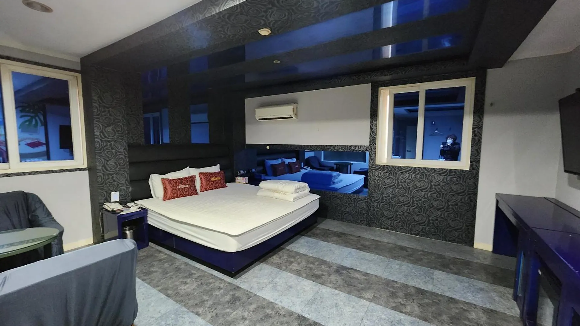 Sky Motel contacts